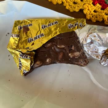 Ülker Kare Çikolata Isırılmış Yenilmiş Gibi Kapalı Pakette