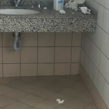 Antalya Eğitim Ve Araştırma Hastanesi Antalya Hastanesi Tuvaletlerinde Şok Eden Manzara
