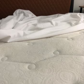 İki Tane Yatağın Arkasında Durmayan Yataş