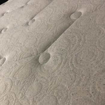 İki Tane Yatağın Arkasında Durmayan Yataş