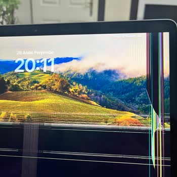 Apple Macbook Garantisi Devam Ederken Ücretli Şekilde Ekran Değişimi Yapıyor