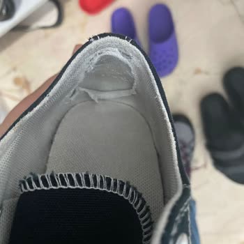 2 Ayakkabı Fiyatına Aldığım Converse Ayakkabısına Sahip Çıkmamaktadır.