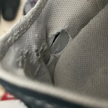 2 Ayakkabı Fiyatına Aldığım Converse Ayakkabısına Sahip Çıkmamaktadır.