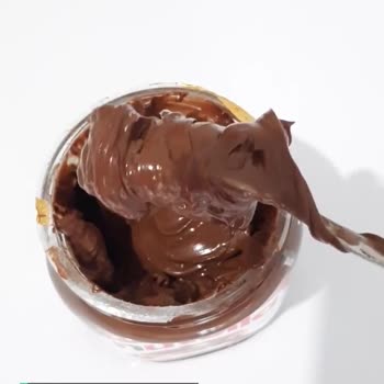 Nutella Kavanozda Beyaz Kabarcıklar