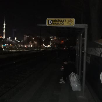 Konya Büyükşehir Belediyesi Kültür Tramvay Durağında Niye Işıklandırma Yok