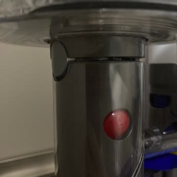 Dyson V15 Gen Detect Süpürgemin Başlık Ve Boru Kısmında Açıklık Oluyor
