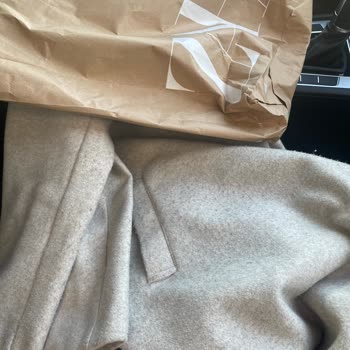 Zara Tüylenen Montu İncelemiyor!