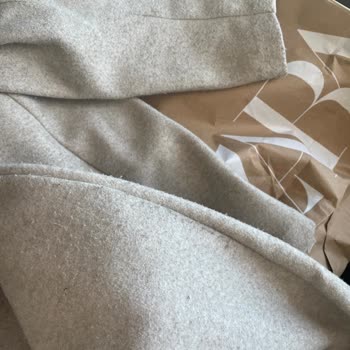 Zara Tüylenen Montu İncelemiyor!