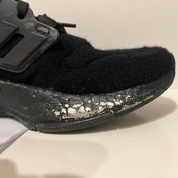 Adidas Ürünlerinin Arkasında Durmuyor