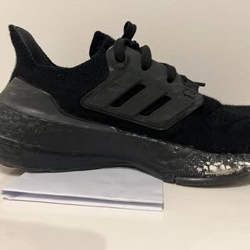 Adidas Ürünlerinin Arkasında Durmuyor