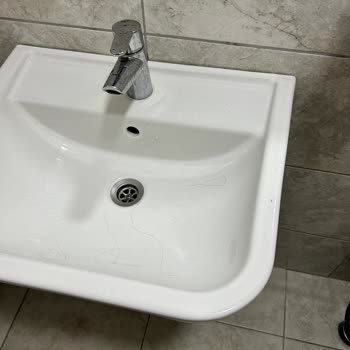 İBB  Ahmet Arif Kütüphanesi Bakımsız!