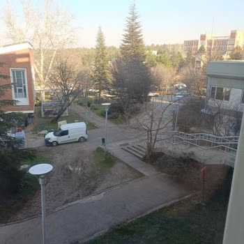 Getir Kuryesinin Ayağına Beklemesi