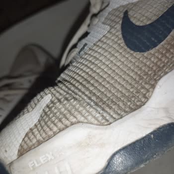 Deichmann Nike Ayakkabı 2 Ay Giyildi Yırtıklar Ve Sararma Oluştu