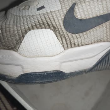 Deichmann Nike Ayakkabı 2 Ay Giyildi Yırtıklar Ve Sararma Oluştu