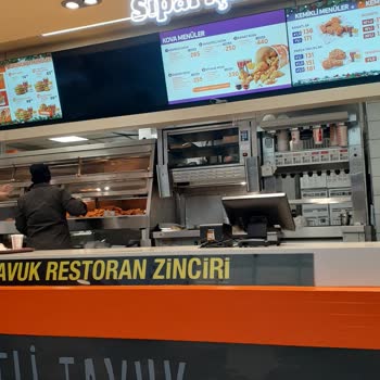 Popeyes Çalışanın Saygısızlığı Bağırıp Saygısız Saygısız Konuşuyor