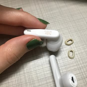 JBL Wave 300 Kulaklığın Silikon Kısımları Koptu.