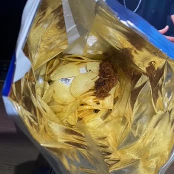 Ruffles Cips İçinden Çıkan Siyah Sert Cisim