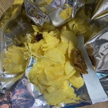 Ruffles Cips İçinden Çıkan Siyah Sert Cisim