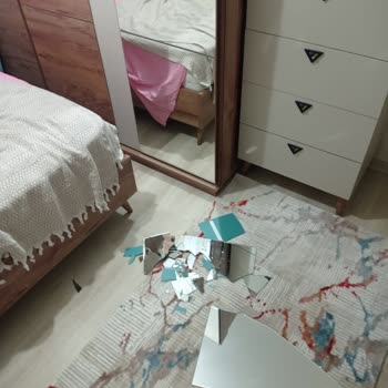 Çetmen Yatak Odası Aynası Düştü