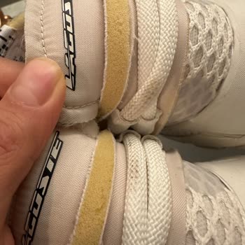 Lacoste Spor Ayakkabı Süngerleri Dökülüyor Ve Yazılarında Soyulma