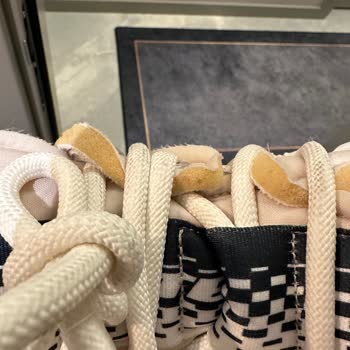 Lacoste Spor Ayakkabı Süngerleri Dökülüyor Ve Yazılarında Soyulma
