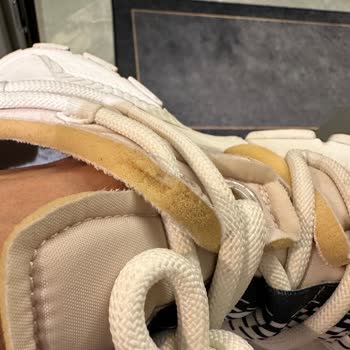 Lacoste Spor Ayakkabı Süngerleri Dökülüyor Ve Yazılarında Soyulma