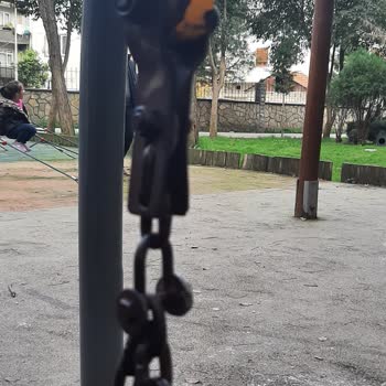 Pendik Belediyesi Oyun Parkı Salıncak Kırık Sorunu