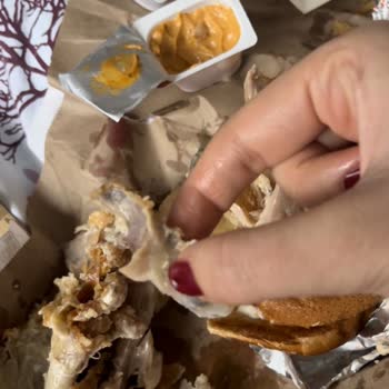Popeyes Hamburgerde Kemik Çıktı