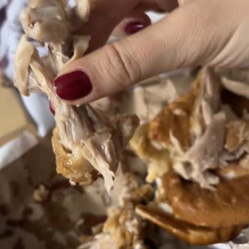 Popeyes Hamburgerde Kemik Çıktı