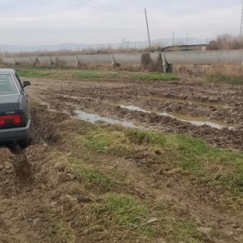 Denizli Büyükşehir Belediyesi Çamurlu Yola Malzeme Dökülmesi