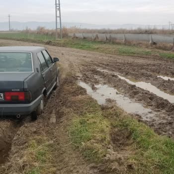 Denizli Büyükşehir Belediyesi Çamurlu Yola Malzeme Dökülmesi