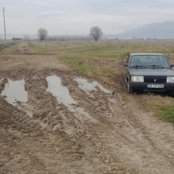 Denizli Büyükşehir Belediyesi Çamurlu Yola Malzeme Dökülmesi
