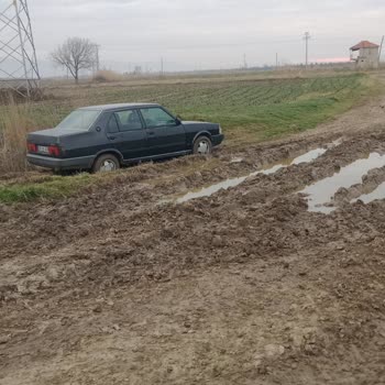 Denizli Büyükşehir Belediyesi Çamurlu Yola Malzeme Dökülmesi