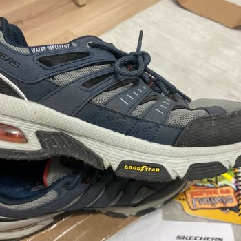 Skechers Islak Zeminde Kayan Ayakkabı
