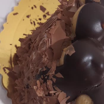 Sedef Pastaneleri Profiterolün İçi Boş!