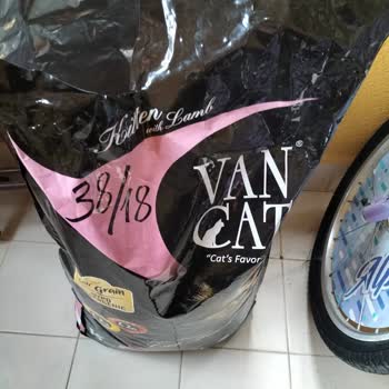 VanCat Market Kedi Mamasının İçinden Farklı İçerikli Ürün Çıktı!