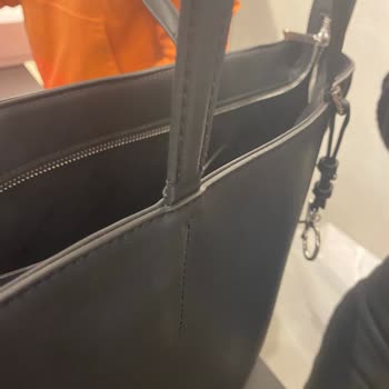 Calvin Klein, Çanta-Her Koşulda Kullanıcı Kusurlu.