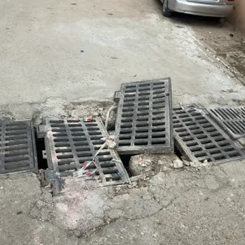 Adana Çukurova Belediyesi Tehlikeli İhmalsiz Kanalizasyon Kapakları