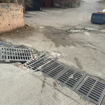 Adana Çukurova Belediyesi Tehlikeli İhmalsiz Kanalizasyon Kapakları