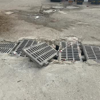 Adana Çukurova Belediyesi Tehlikeli İhmalsiz Kanalizasyon Kapakları