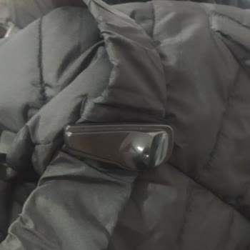 Isparta İyas DeFacto Çalışan Dikkatsizliği, Alarmlı Mont Satışı