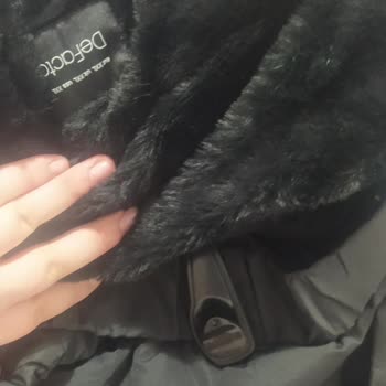 Isparta İyas DeFacto Çalışan Dikkatsizliği, Alarmlı Mont Satışı