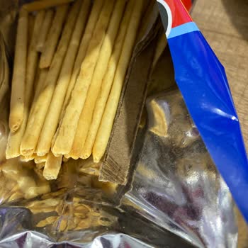 A101 Marka Kraker İçinden Karton Parçası Çıktı