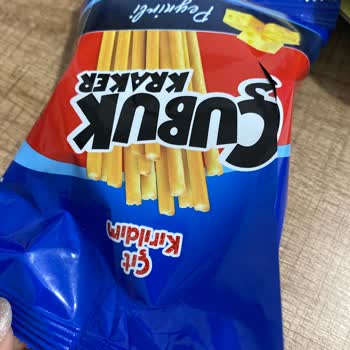 A101 Marka Kraker İçinden Karton Parçası Çıktı