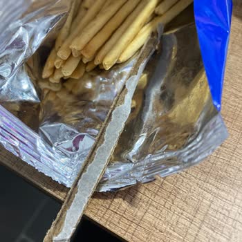 A101 Marka Kraker İçinden Karton Parçası Çıktı