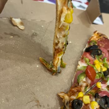 Domino's Pizza Pizza İçinden Çıkan Uzun Saç Teli