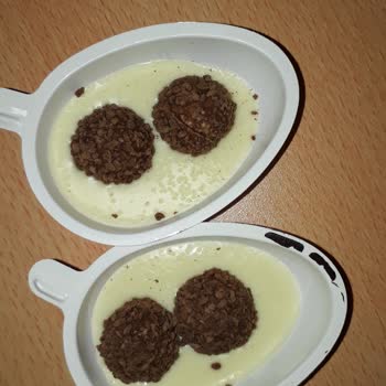 Kinder Joy Yumurtanın Çikolata Kısmında Beyaz Beyaz Kabarcıklar
