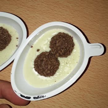 Kinder Joy Yumurtanın Çikolata Kısmında Beyaz Beyaz Kabarcıklar