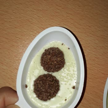 Kinder Joy Yumurtanın Çikolata Kısmında Beyaz Beyaz Kabarcıklar