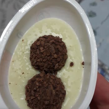 Kinder Joy Yumurtanın Çikolata Kısmında Beyaz Beyaz Kabarcıklar